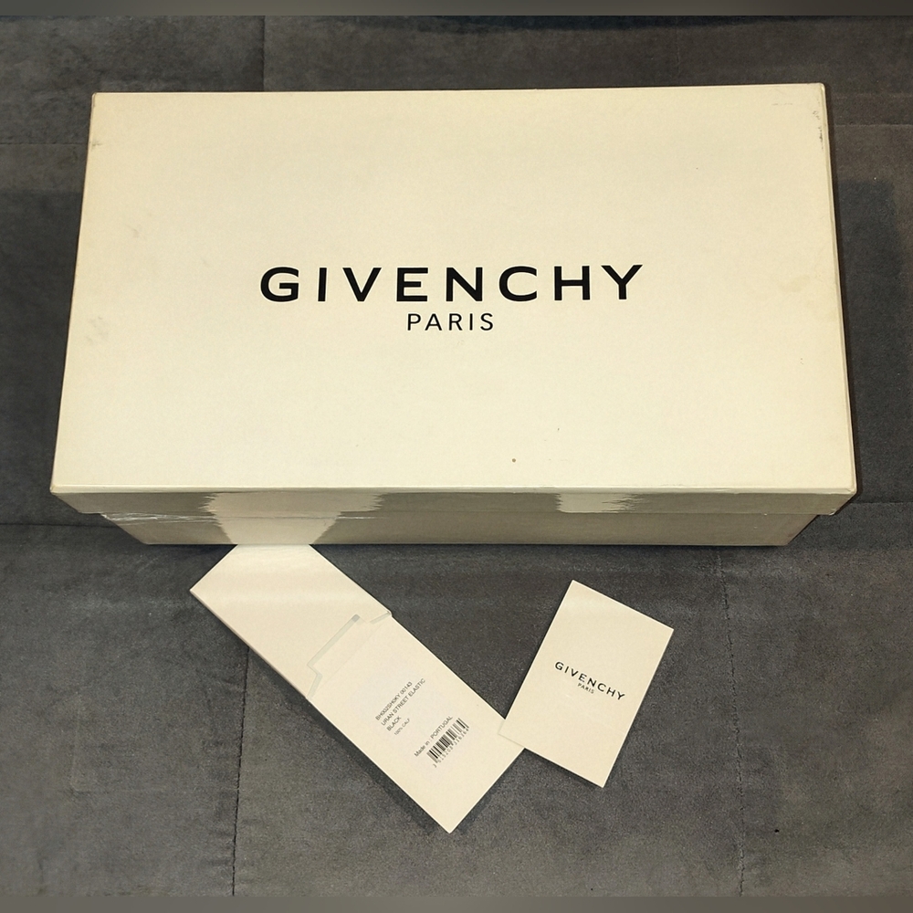 GIVENCHY PARIS WHITE SHOE BOX & GIVENCHY BOOKLET & TAG URBAN STREET SNEAKERS 9.5
